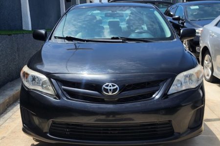 Front view of TOYOTA COROLLA