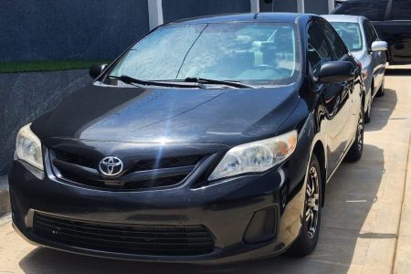 Side view of TOYOTA COROLLA