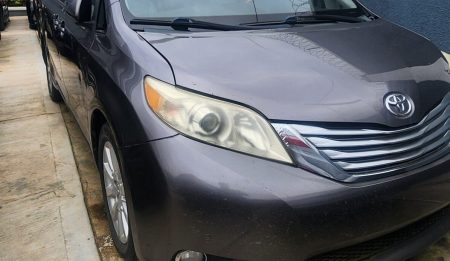 toyota sienna 2011 front view